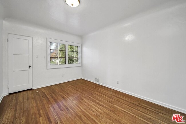 Building Photo - 333 S Roxbury Dr