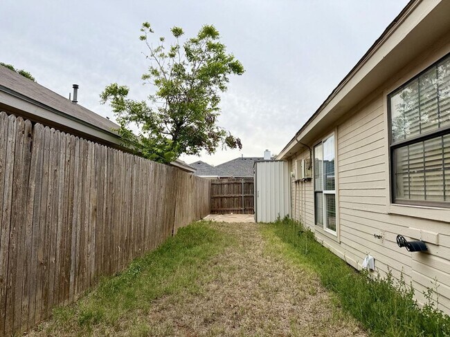 Building Photo - Rental