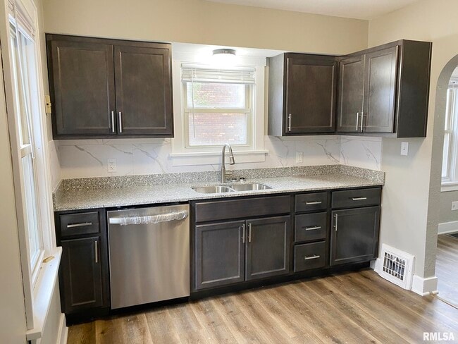 Building Photo - 303 Central St