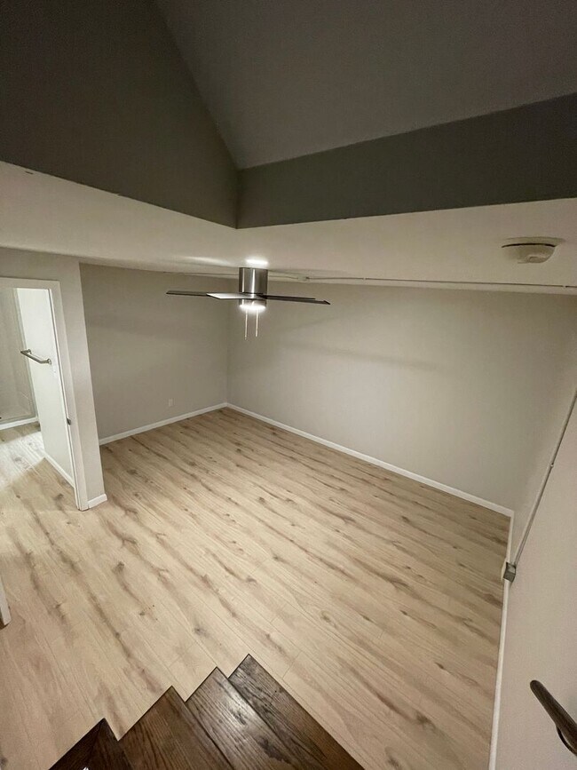 Building Photo - Non conforming 2 bed / 2 bath