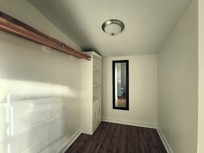 Building Photo - 206 S Elm St