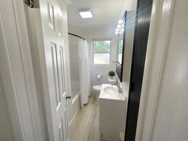 Building Photo - Cozy 2BD/1BA house in Wolverine Lake with hardwood floors