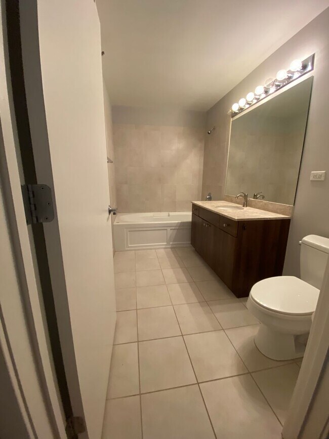 Building Photo - One bedroom Loft appartment with Lake Views!