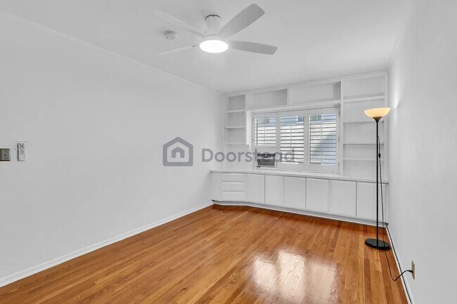 Building Photo - 1615 N Laurel Ave