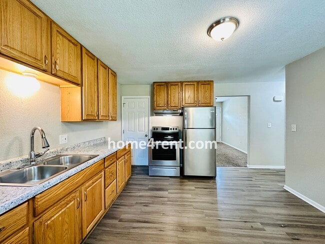 Building Photo - Adorable Duplex Home in KCK w/ Stainless S...