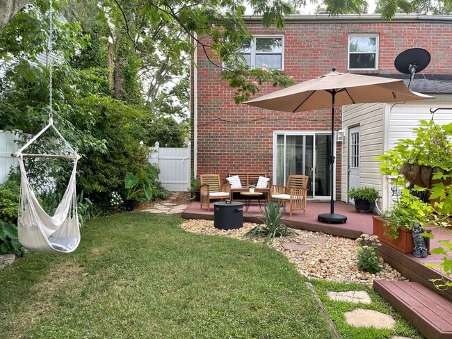 Building Photo - 3BD/2.5BA End Unit Townhouse in Hilltop Area!!