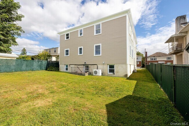Building Photo - 107 Woodside Ave