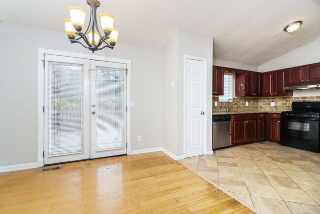 Building Photo - 523 White Pines Dr