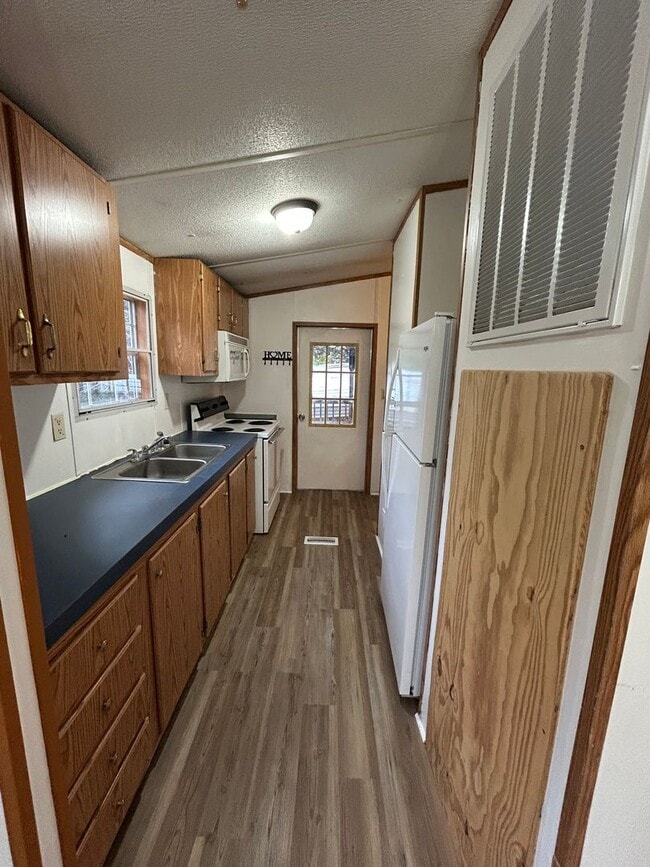 Building Photo - Coming Soon! 3 Bed 2 Bath Peaceful Country Home