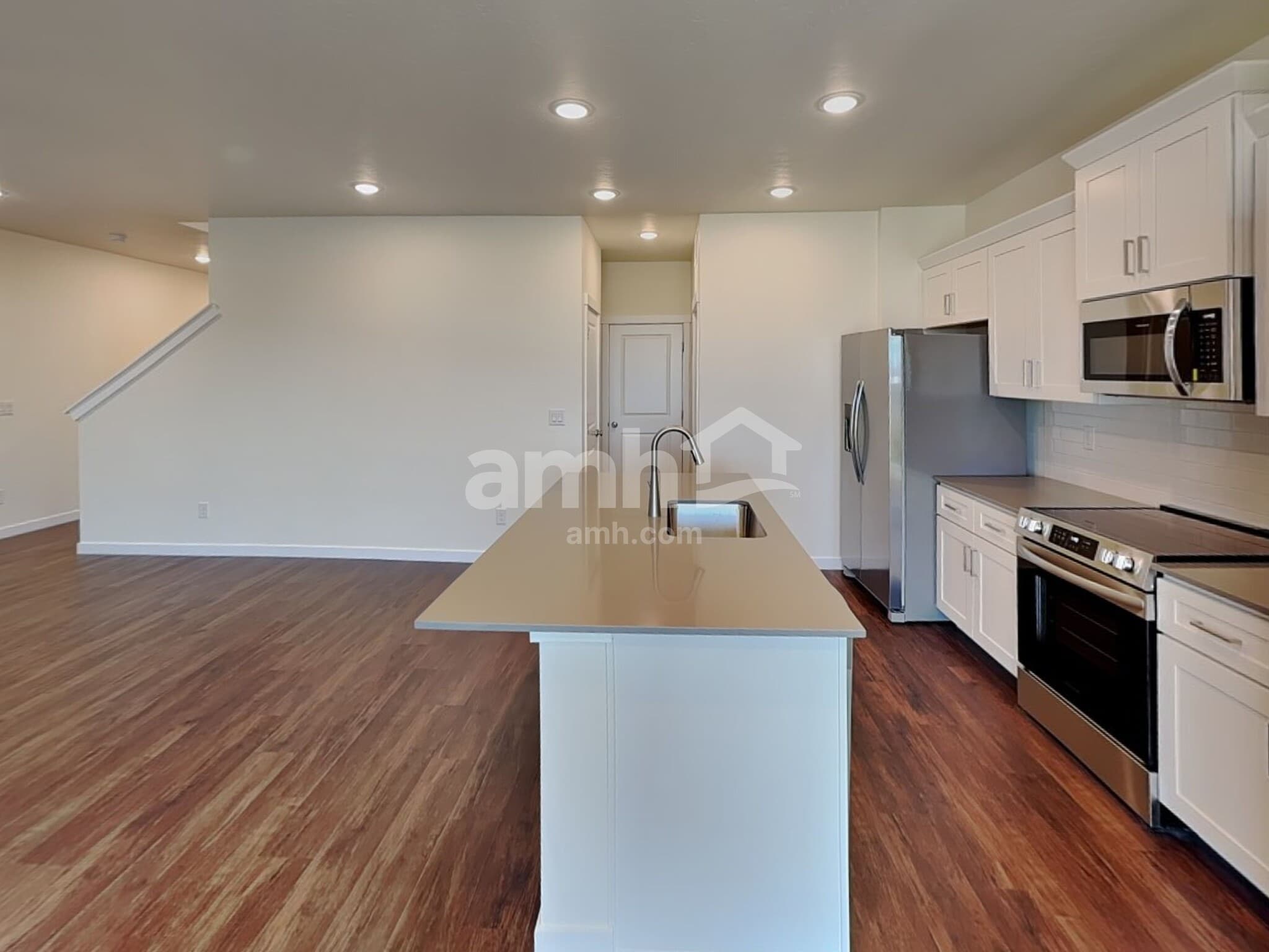 Building Photo - 1551 N Barkvine Ave