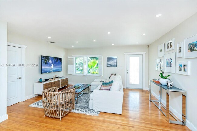 Building Photo - 1003 NE 118th St