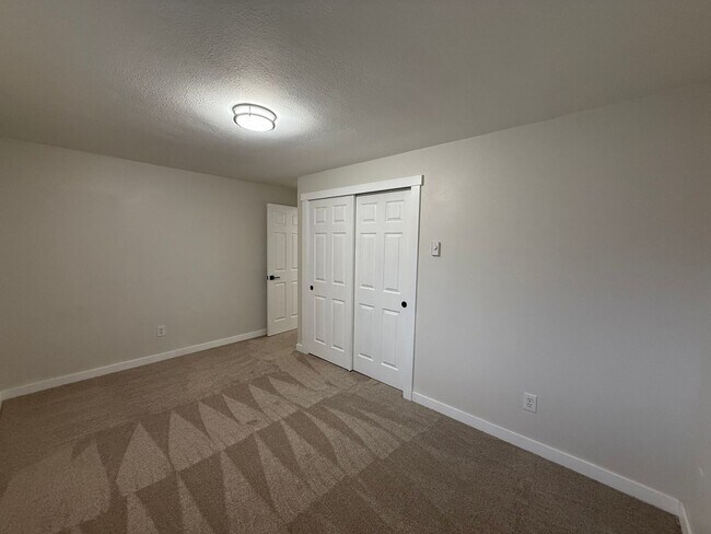 Building Photo - Beautifully Renovated 2 Bed/1.5 bath Condo Edmonds, WA. $2600/mo.