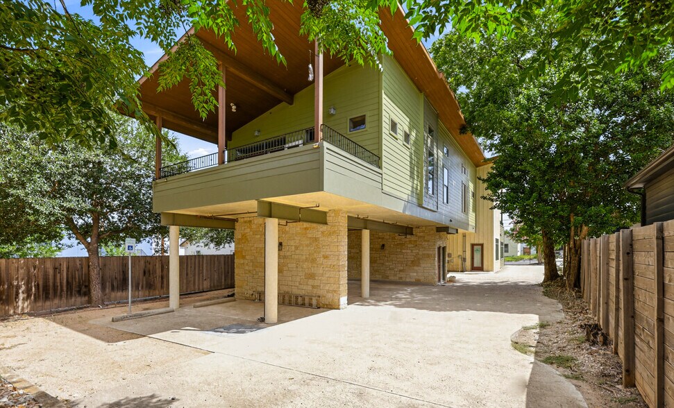 Unit 3 Balcony plus Parking - 1415 W 51st St
