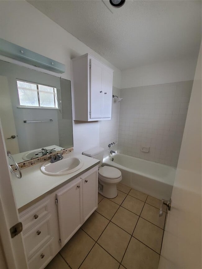 Building Photo - 907 Fairway Green Cove