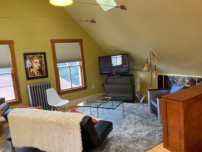 Building Photo - 285 Norwood Ave