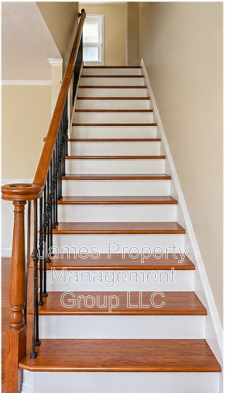 Building Photo - 458 Oak St