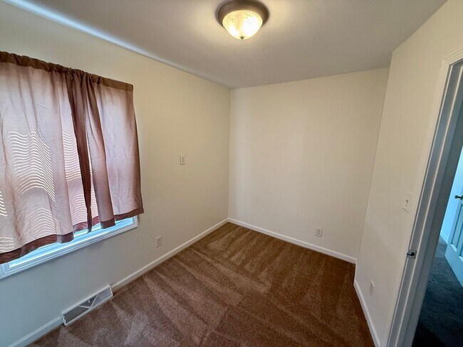 Building Photo - Three bedroom, 1.5 bath house in Burlington