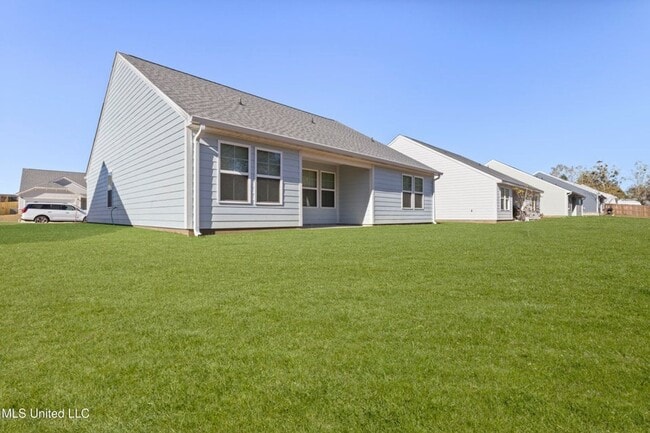 Building Photo - 3 Bed / 2 Bath Home – Modern Finishes & Convenient Location