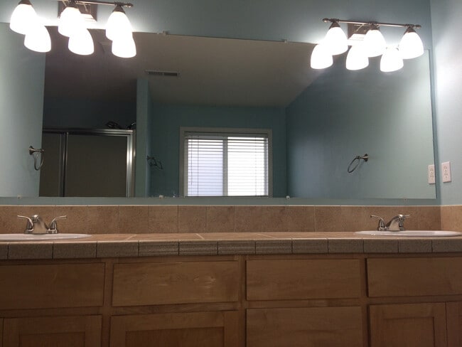 Building Photo - Large Home for Rent in Sage Point Service Area