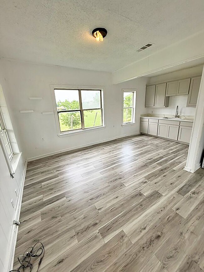 Building Photo - Nice 3 Bdrm 1 Bath Home in Gunter Texas