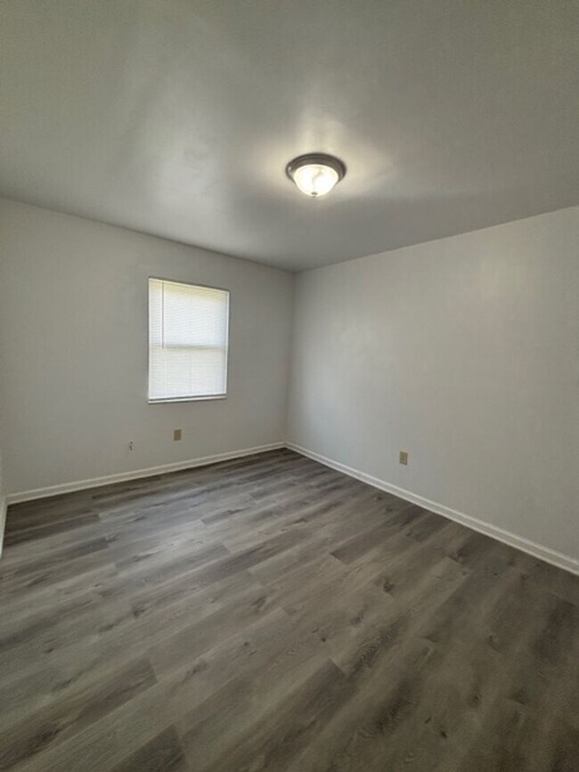 Building Photo - 1204 Clear Ridge Ln