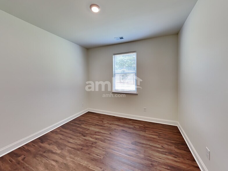 Building Photo - 889 Carnaby Ln
