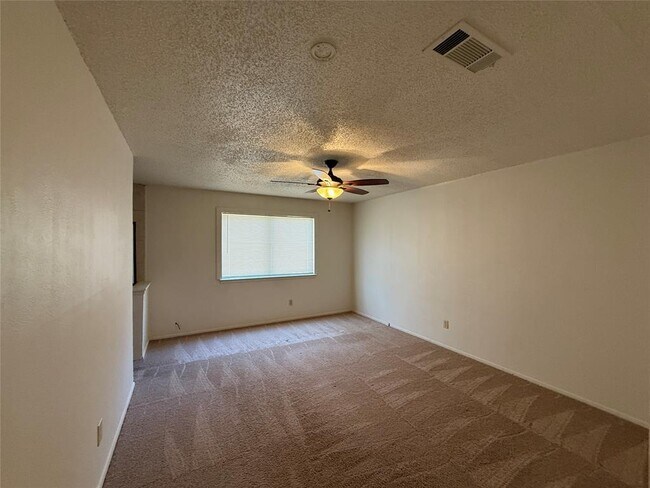 Building Photo - 8906 Pineridge Dr