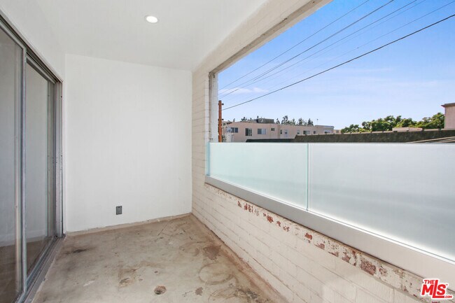 Building Photo - 339 N Oakhurst Dr