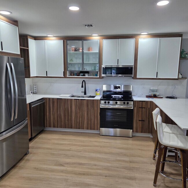 Building Photo - 300 SW Golfview Terrace