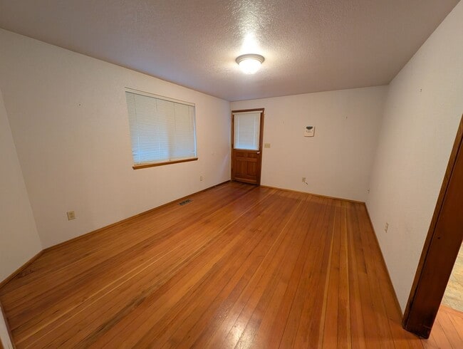 Building Photo - Southworth Hideaway Available Now! Small Pets Okay! 2 Br for Rent!