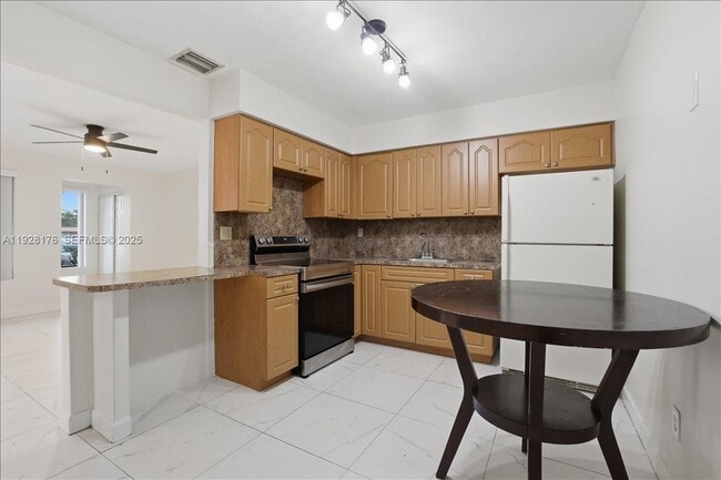 Building Photo - 6111 SW 39th Ct