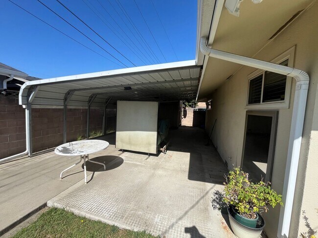 Building Photo - 502 E Rose Ave