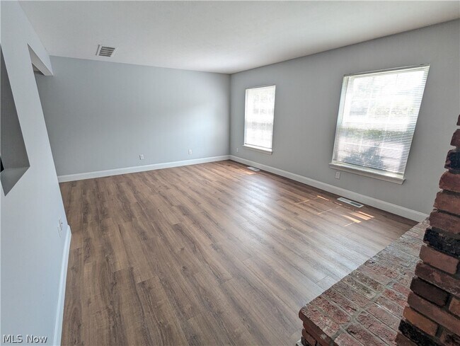 Building Photo - 6920 Carriage Hill Dr