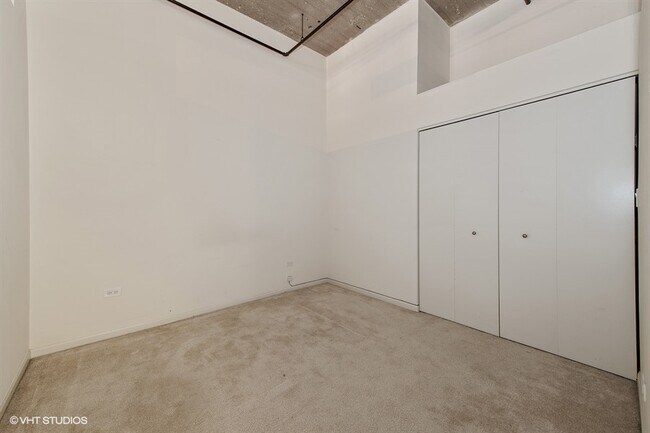 Building Photo - 758 N Larrabee St