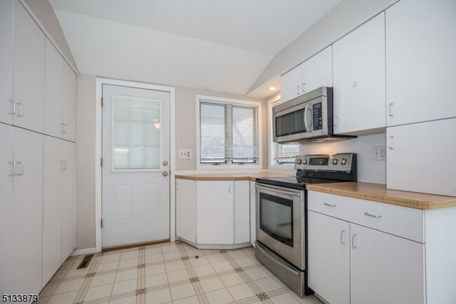 Building Photo - 627 Washington St