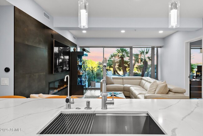 Building Photo - 7167 E Rancho Vista Dr