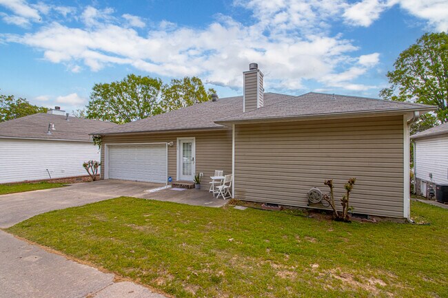 Building Photo - 135 Willow Grove Rd