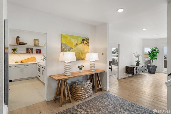 Building Photo - 628 Los Palmos Dr