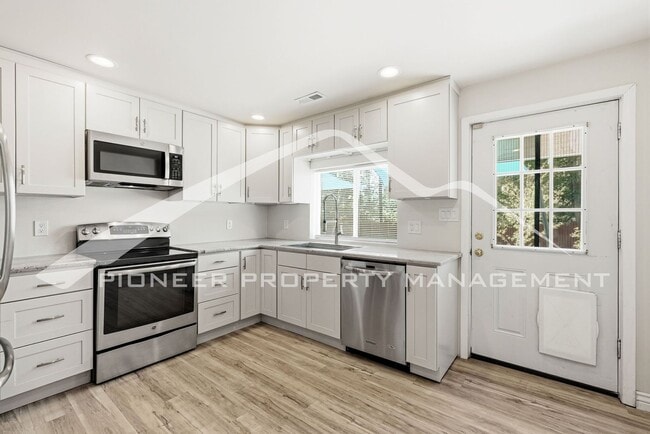 Building Photo - Spacious Home with Office and Fenced Yard