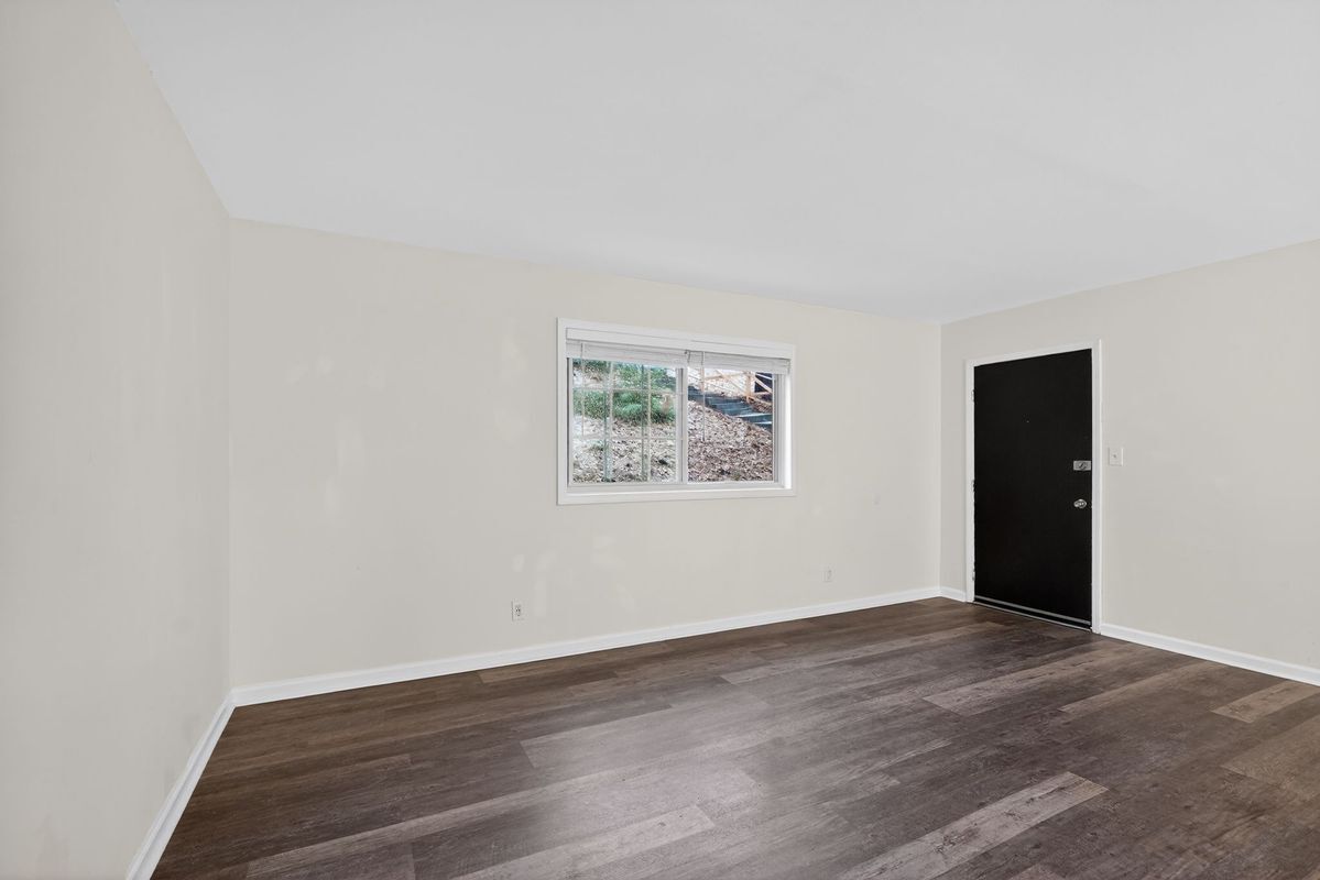 Building Photo - 2520 Peachwood Cir NE