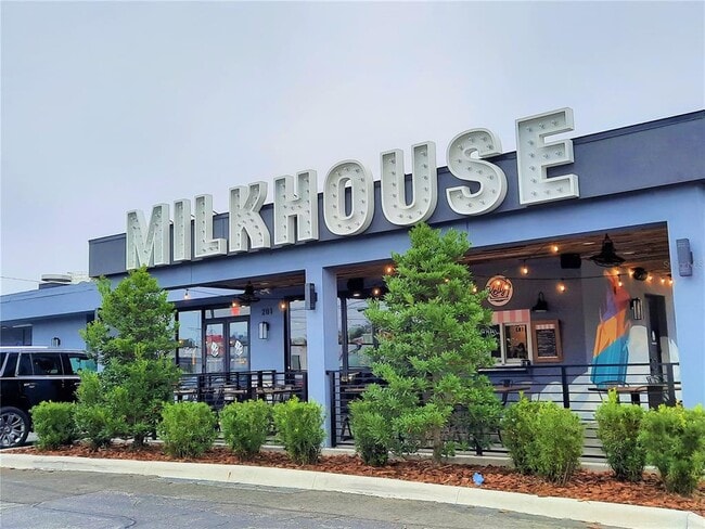 Building Photo - 832 N Hyer Ave