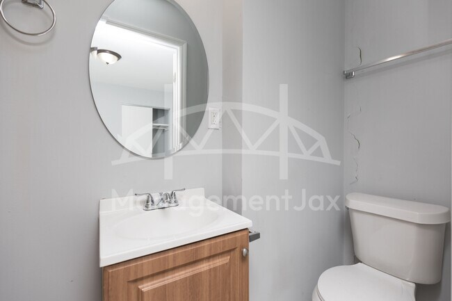 Building Photo - 1922 Maclean Rd