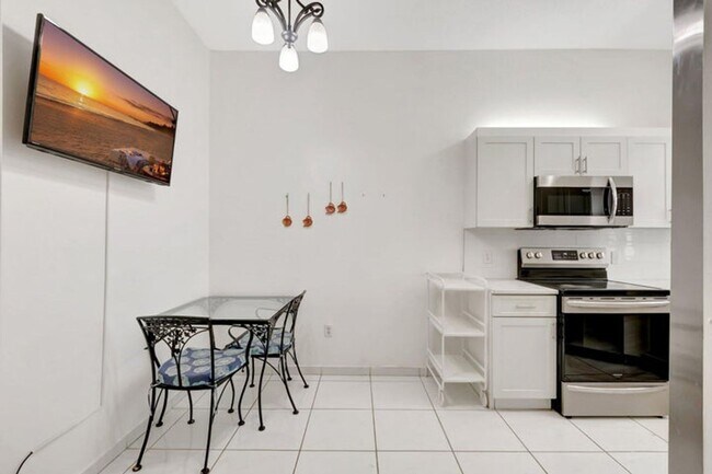 Building Photo - 5403 Verona Dr
