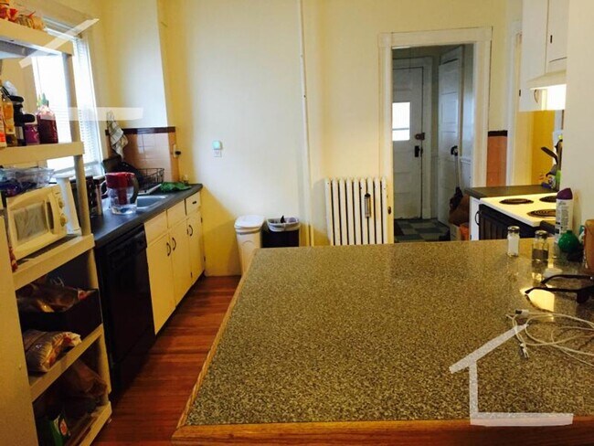 Building Photo - Faneuil St 3 Bed