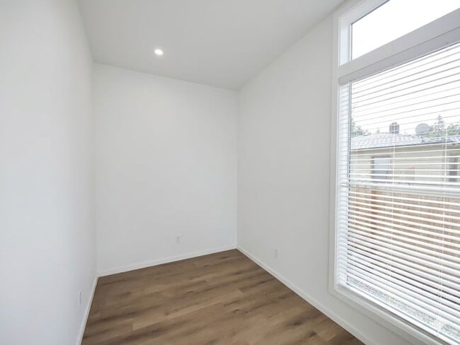 Building Photo - Fully Fenced Private Single-Level 2x2 Retreat in Bend with Bonus Office Nook!