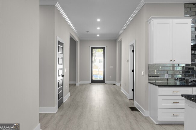 Building Photo - 1331 Diamond Ave SE