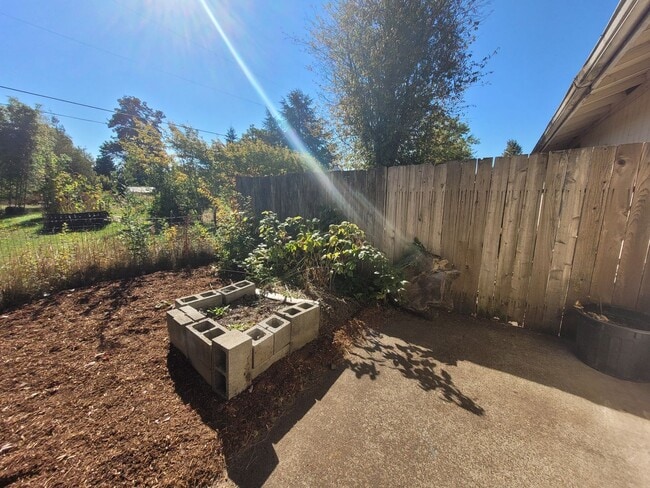 Building Photo - HOO-360-18th