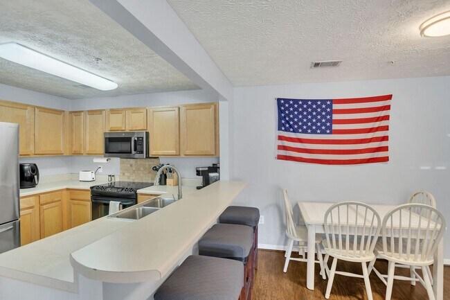 Building Photo - Southern Edge Condo Just Steps from Campus