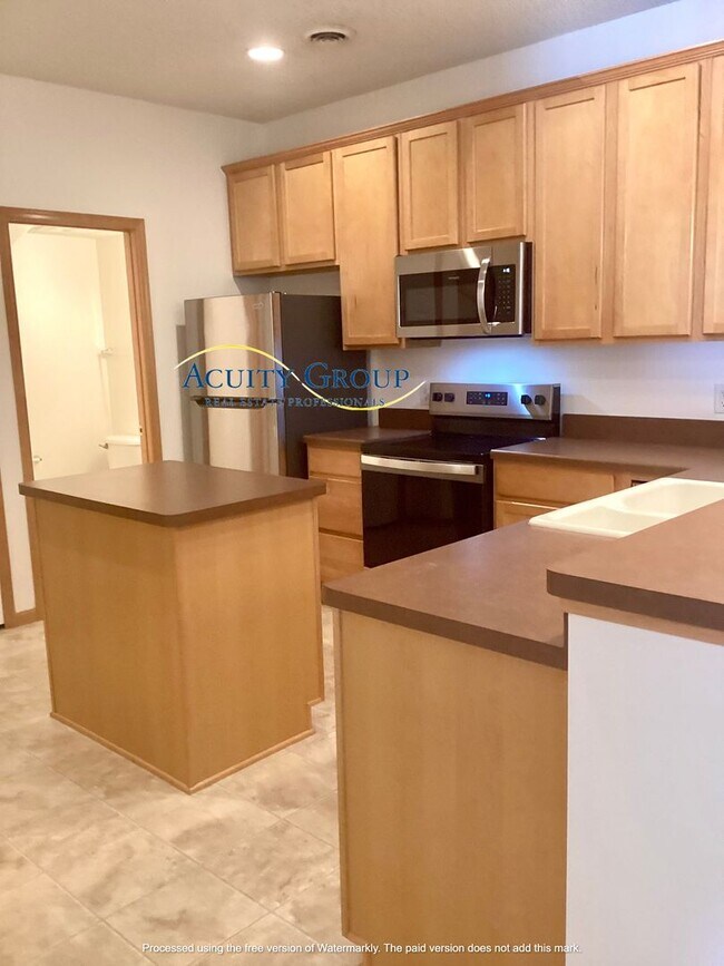 Building Photo - 2BR, 1 1/2 BA Townhome