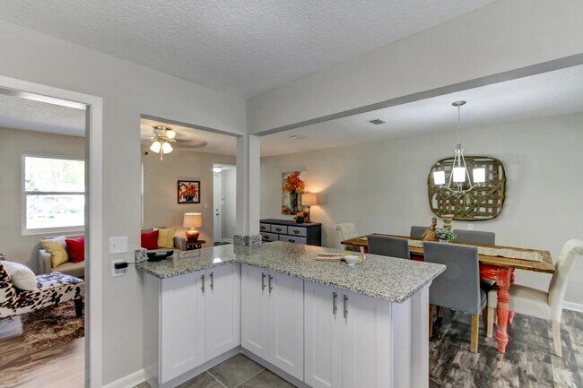 Building Photo - 6530 Pine Summit Dr